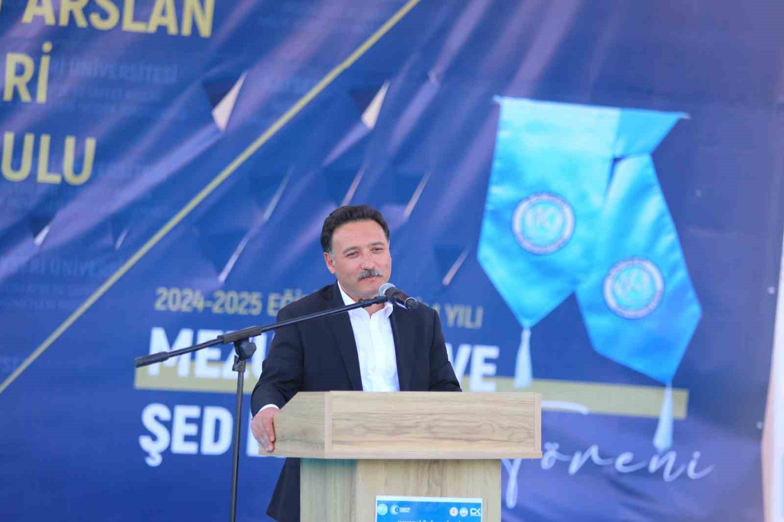 Vali Çicek, KAYÜ Sağlık Hizmetleri MYO Mezuniyet Töreni’ne katıldı 