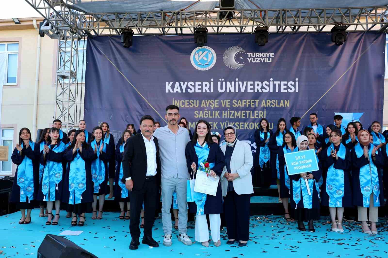 Vali Çicek, KAYÜ Sağlık Hizmetleri MYO Mezuniyet Töreni’ne katıldı 