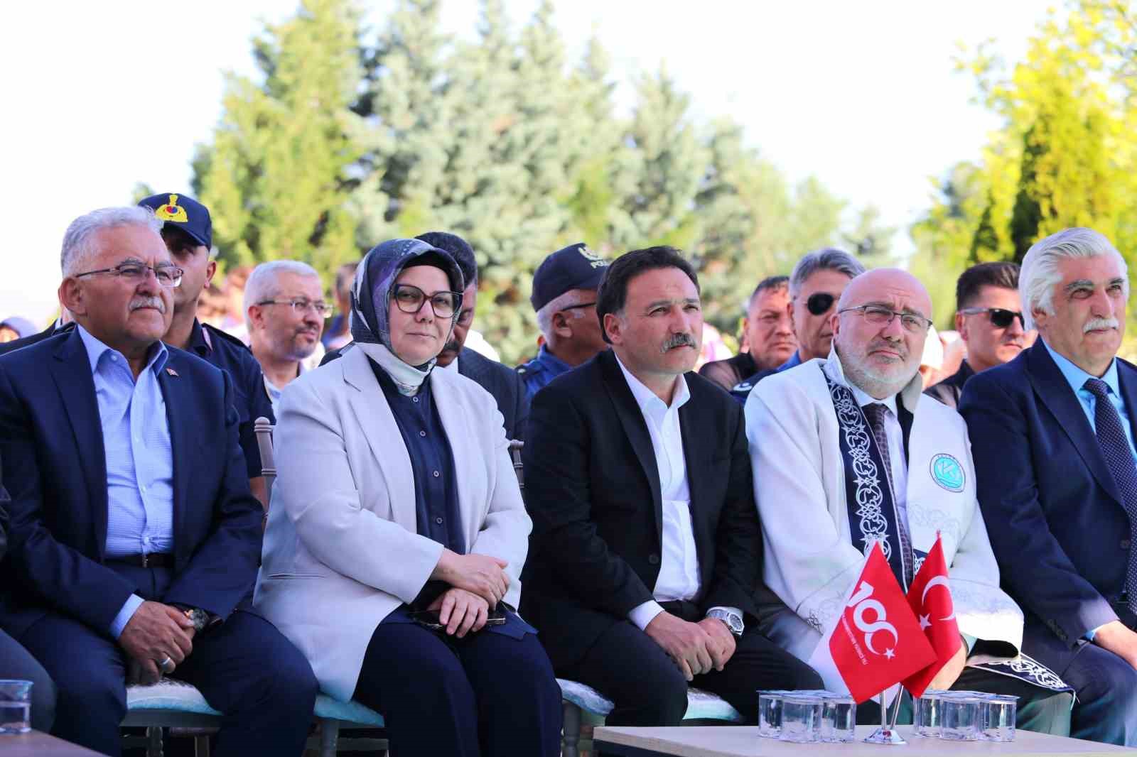 Vali Çicek, KAYÜ Sağlık Hizmetleri MYO Mezuniyet Töreni’ne katıldı 