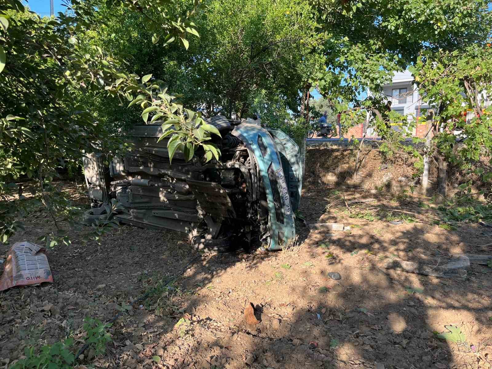 Otomobil yol kenarındaki tarlaya girip yan yattı: 4 yaralı 