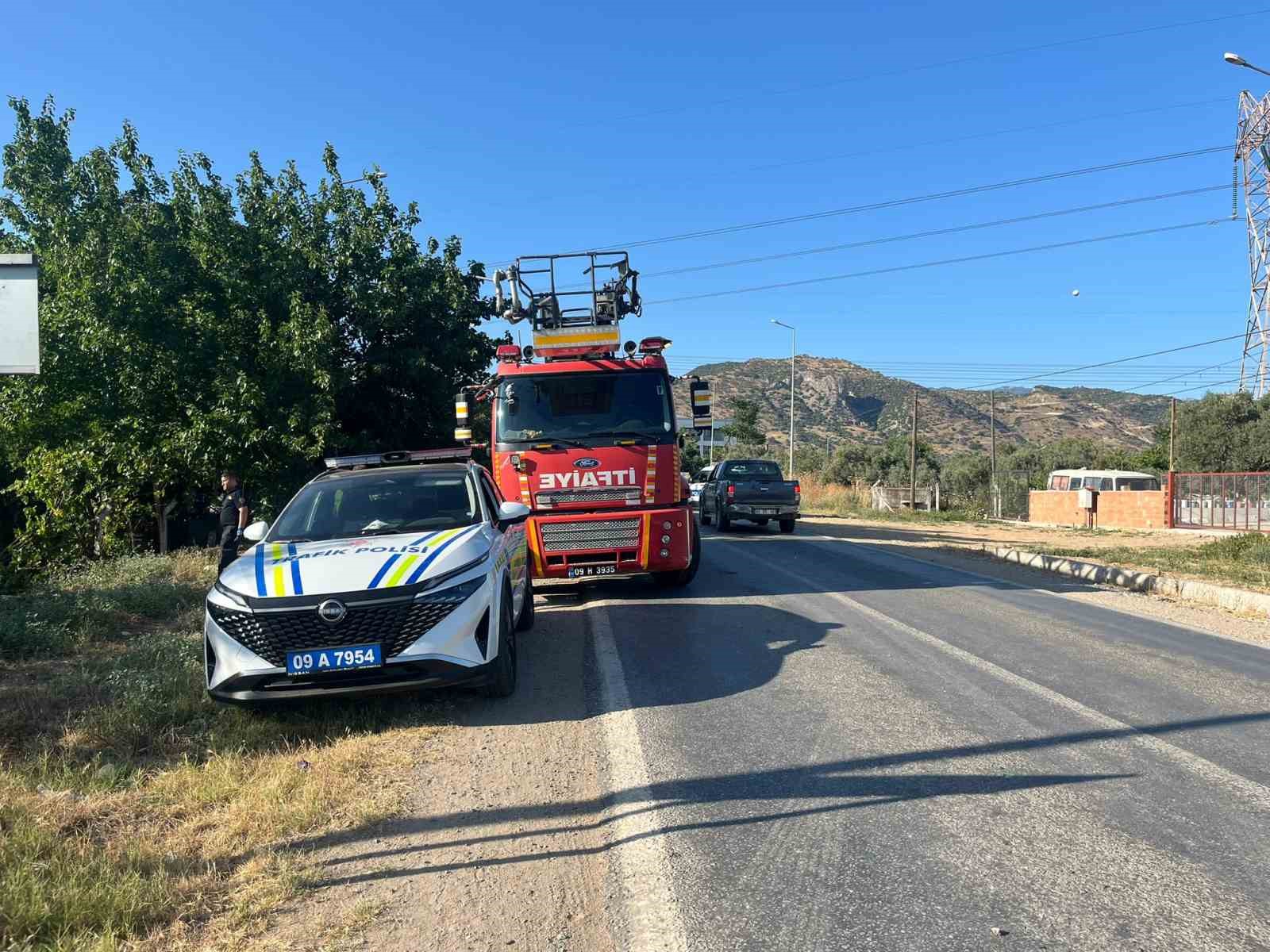 Otomobil yol kenarındaki tarlaya girip yan yattı: 4 yaralı 