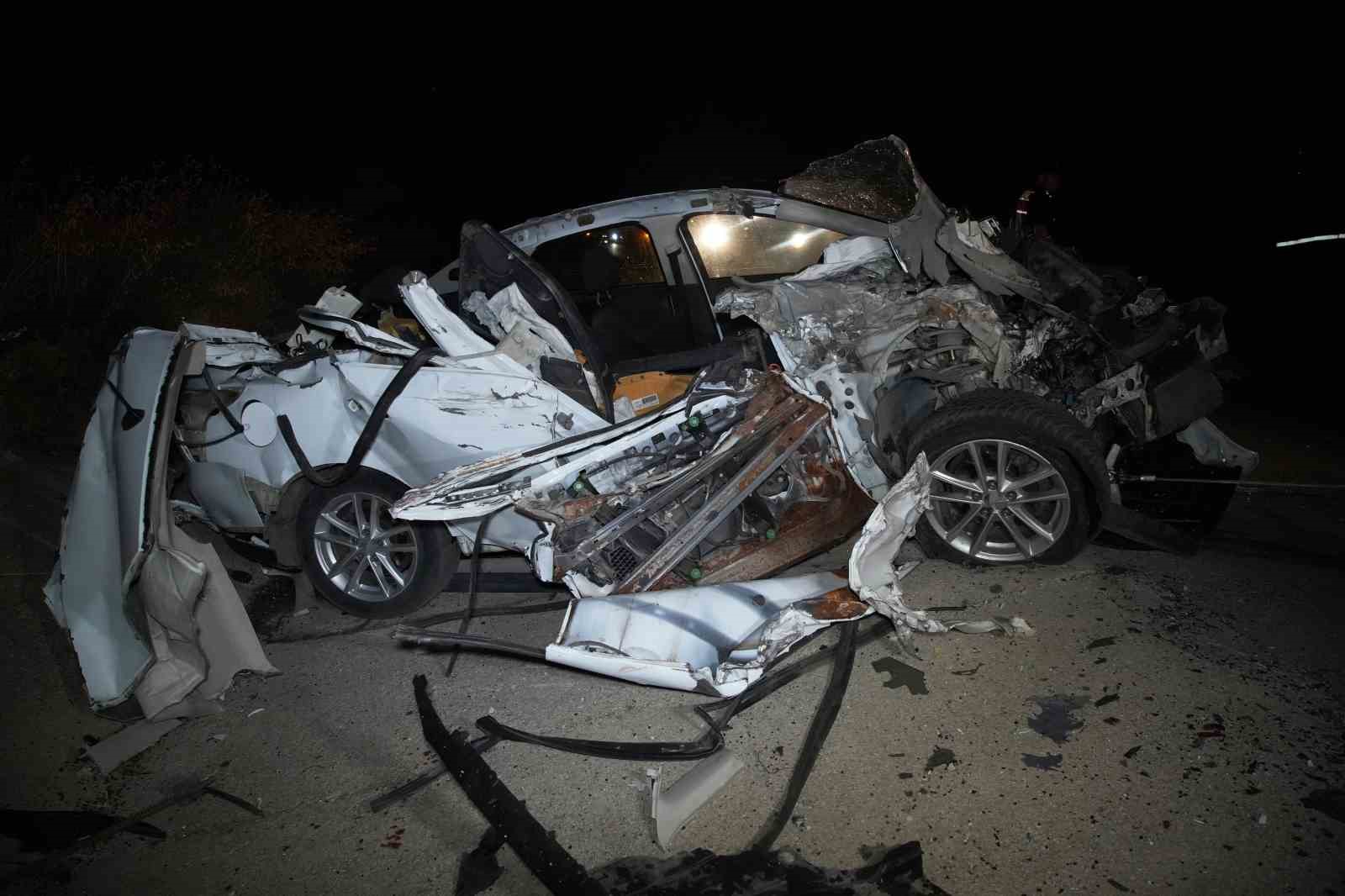 Edirne’de kaza: Tıra çarptıktan sonra hurdaya dönen otomobilin sürücüsü ağır yaralandı 