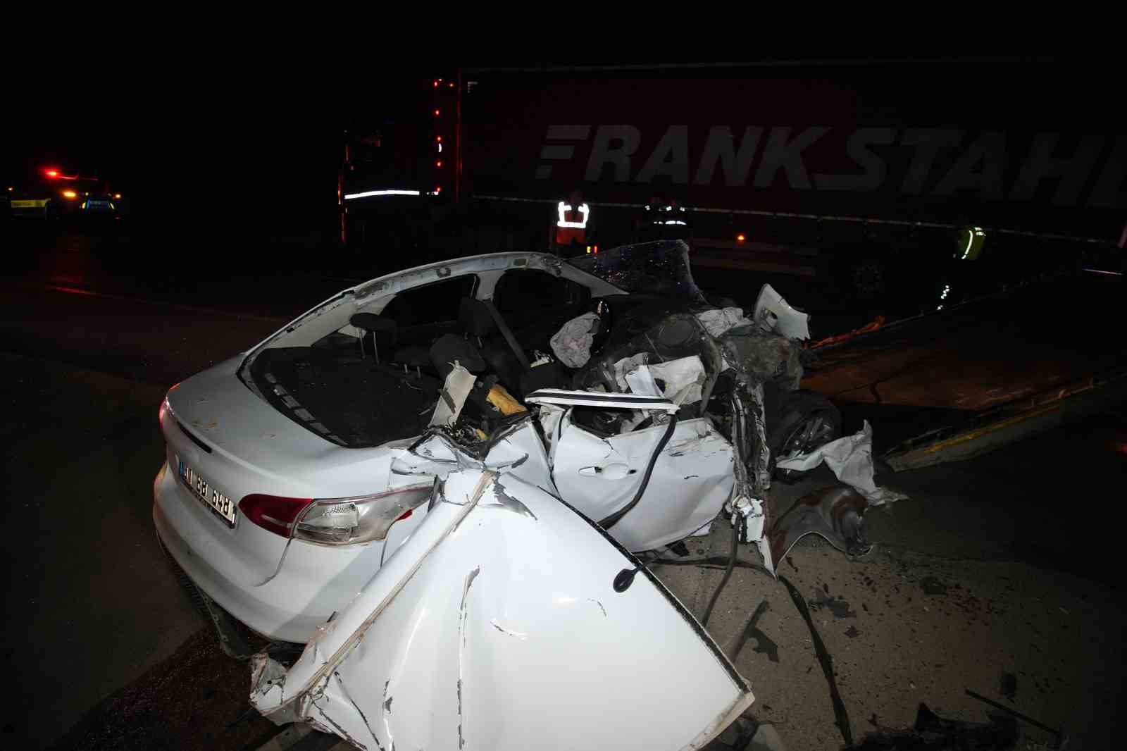 Edirne’de kaza: Tıra çarptıktan sonra hurdaya dönen otomobilin sürücüsü ağır yaralandı 