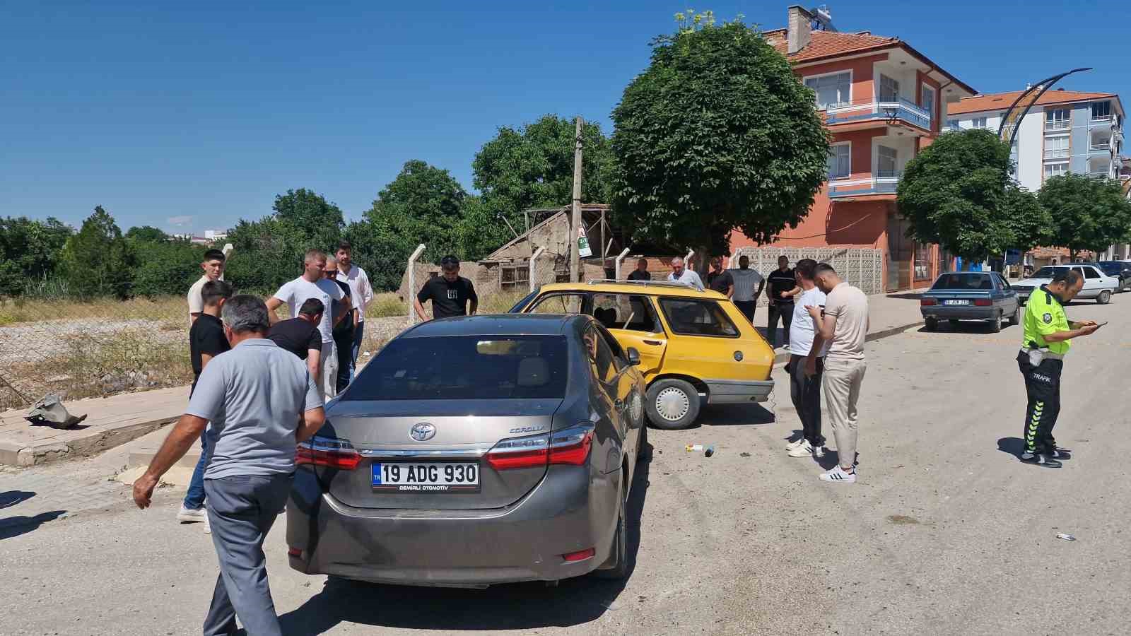 Çorum’da iki otomobil çarpıştı: 3 yaralı 