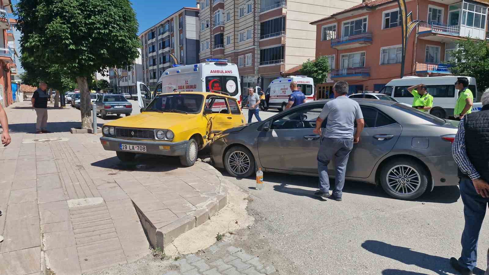 Çorum’da iki otomobil çarpıştı: 3 yaralı 