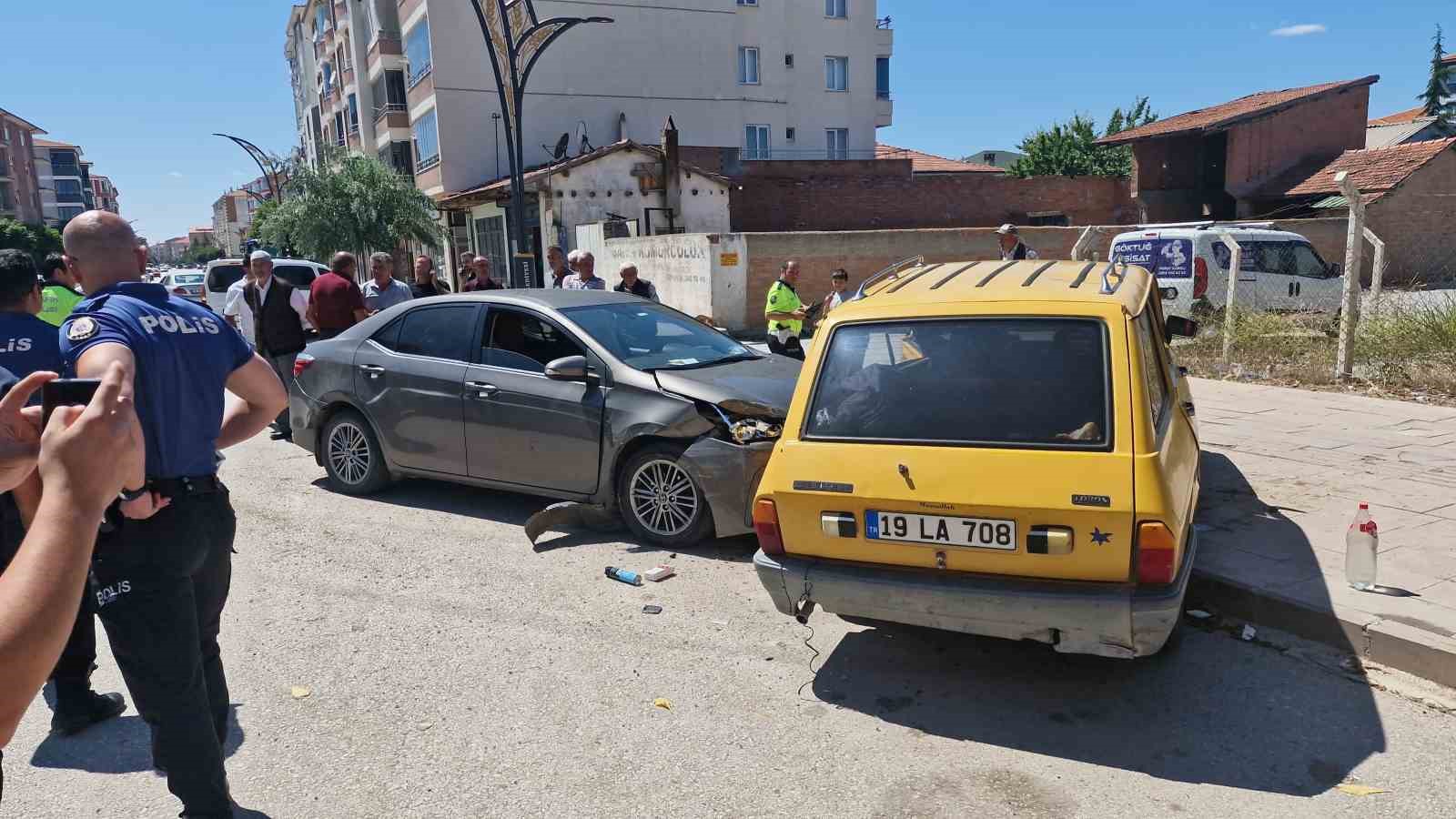 Çorum’da iki otomobil çarpıştı: 3 yaralı 