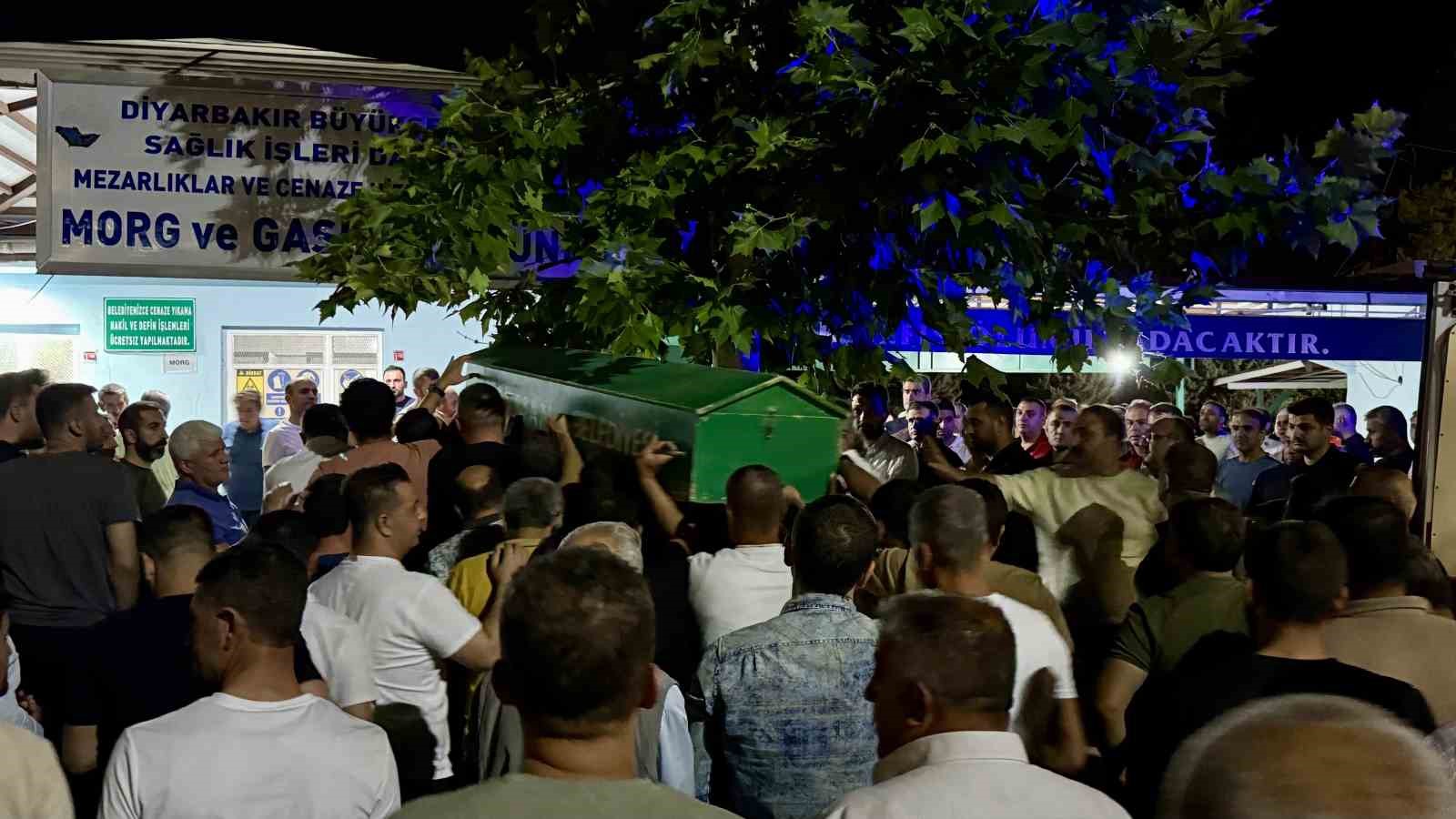 Batman’da trafik kazasında hayatını kaybedenlerden Fesih Barut Diyarbakır’da defnedildi