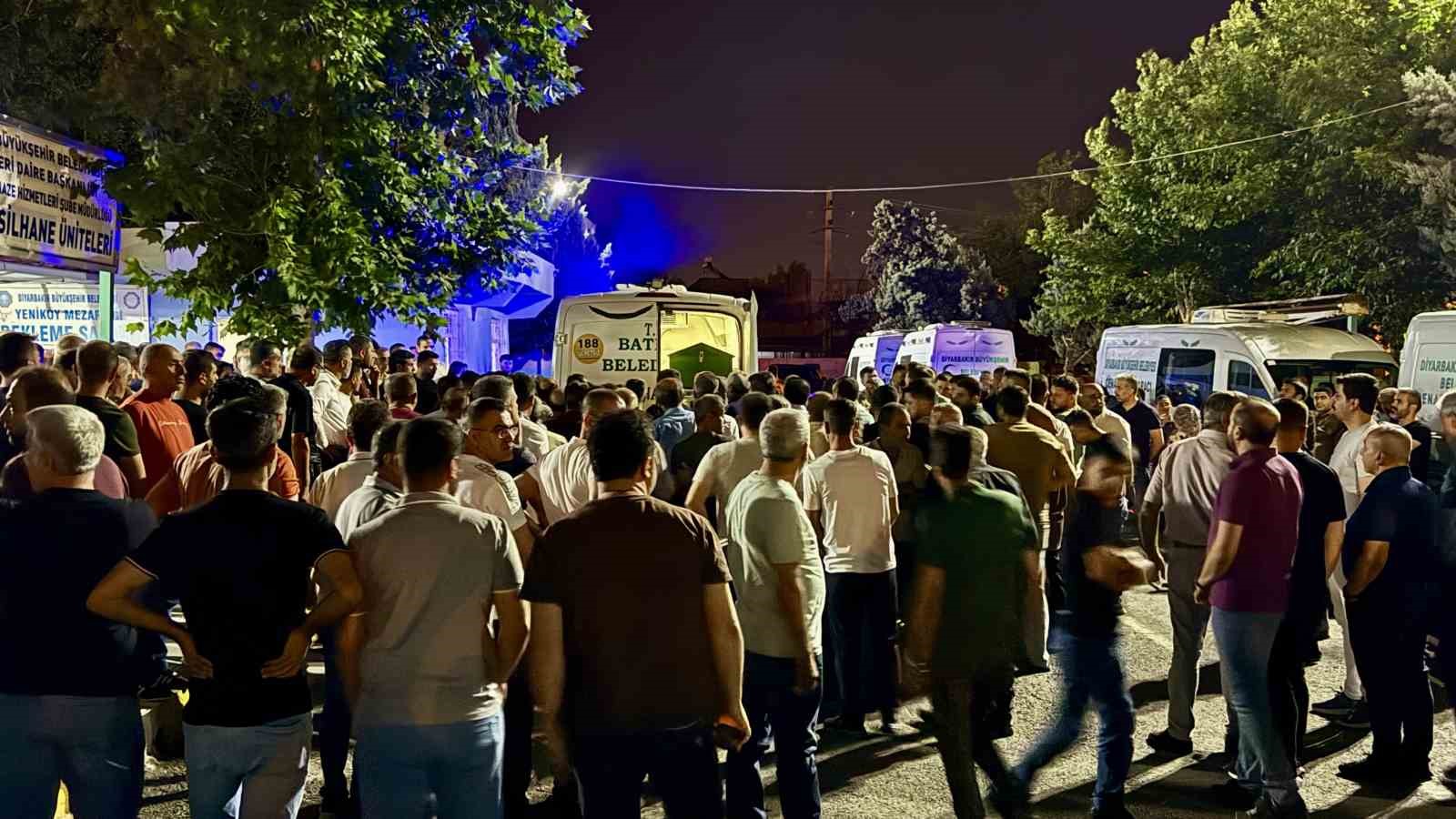 Batman’da trafik kazasında hayatını kaybedenlerden Fesih Barut Diyarbakır’da defnedildi 