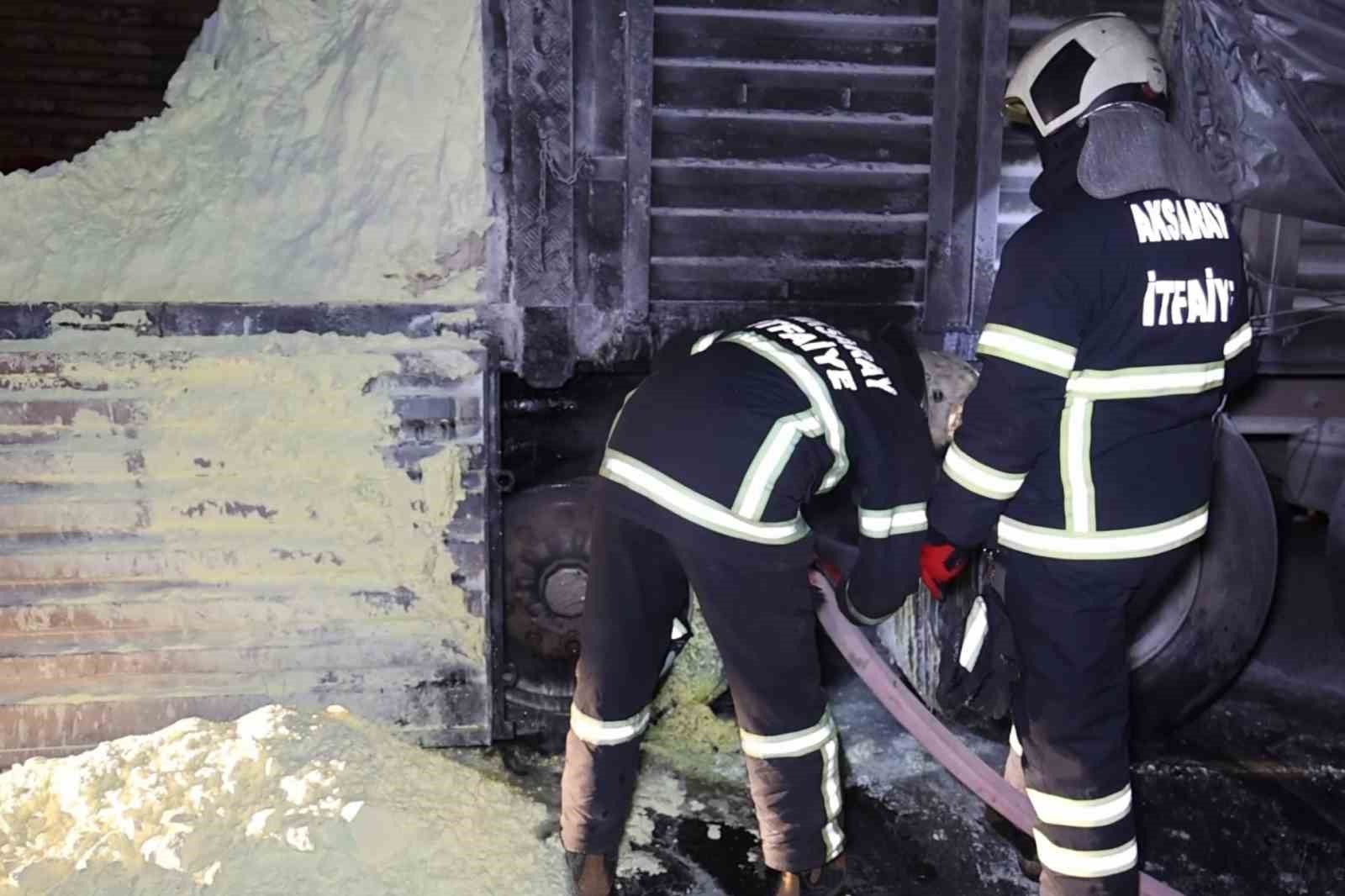 Lastiği patlayan kükürt yüklü tırda yangın paniği 