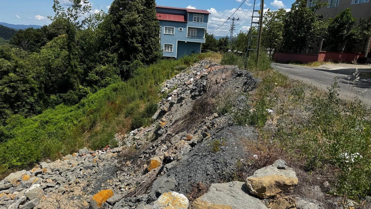 Zonguldak’ta 20 köyü birbirine bağlayan yolda yeni heyelan riski 