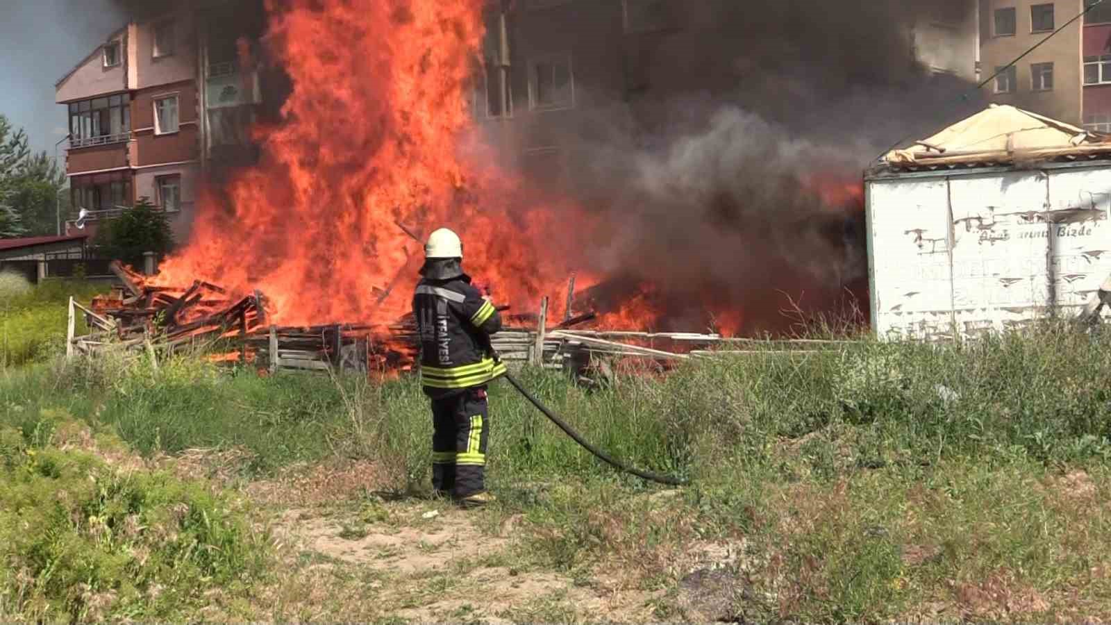 Erzurum’da korkutan inşaat yangını 