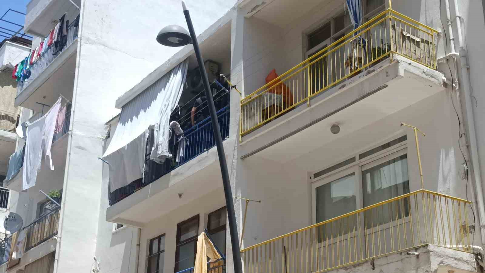 Evini yakmaya çalıştı, itfaiye ekipleri alevleri büyümeden söndürdü 