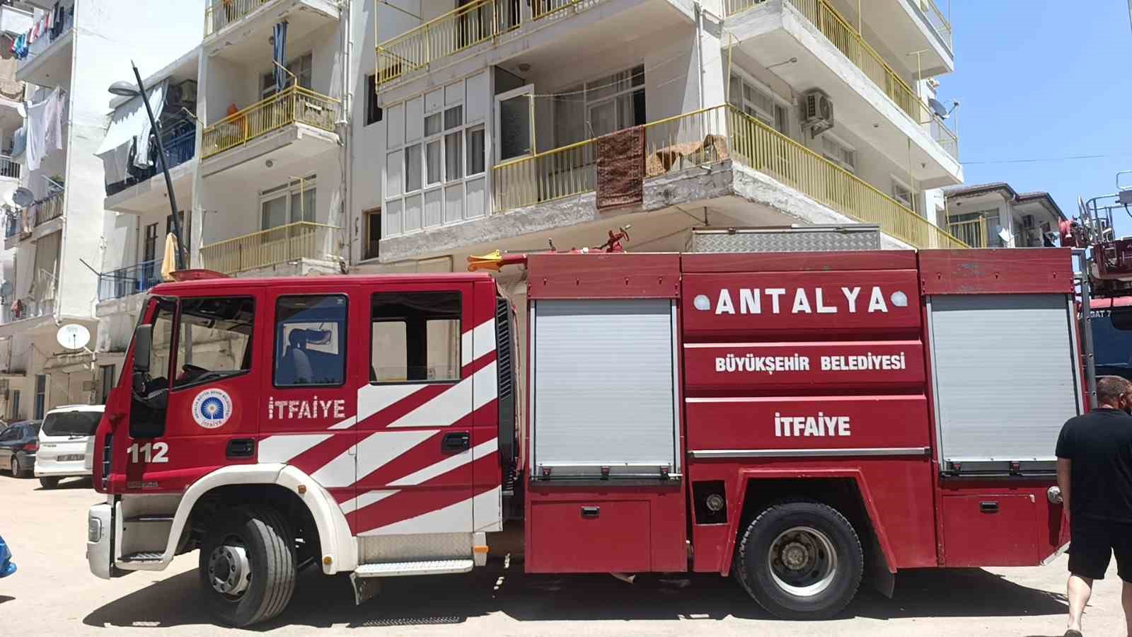 Evini yakmaya çalıştı, itfaiye ekipleri alevleri büyümeden söndürdü 