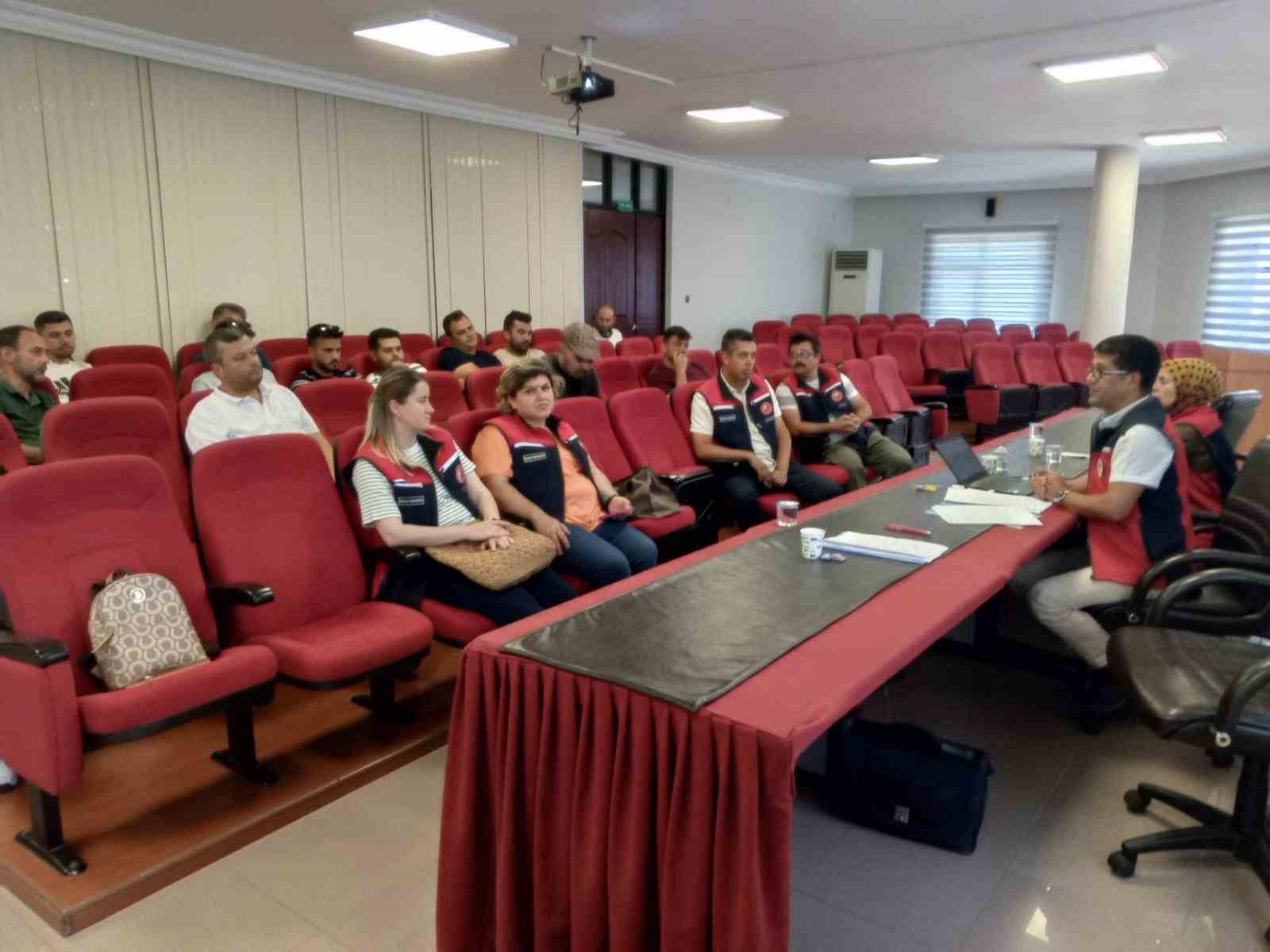 Çanakkale’de üreticiler ve bayiler bitki koruma ürünleri uygulamaları ve denetimleri konularında uyarıldı 