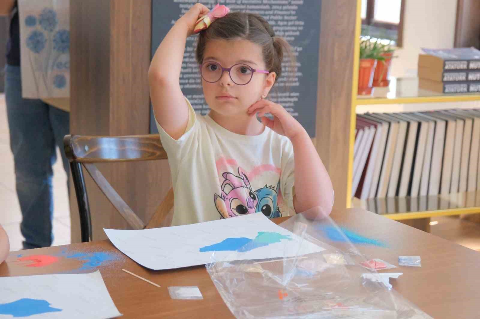 Karne alan öğrenciler kum boyama etkinliği ile stres attı 
