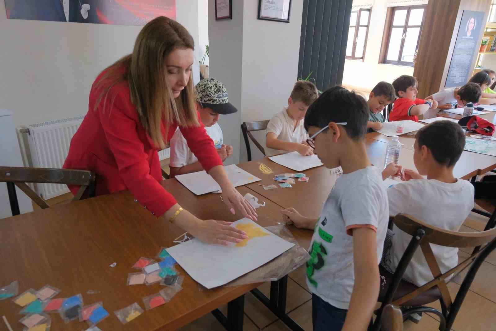 Karne alan öğrenciler kum boyama etkinliği ile stres attı 