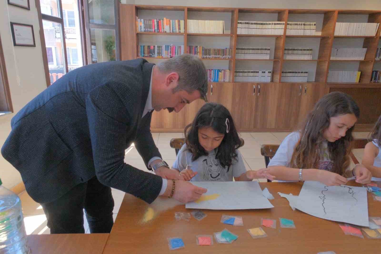 Karne alan öğrenciler kum boyama etkinliği ile stres attı 