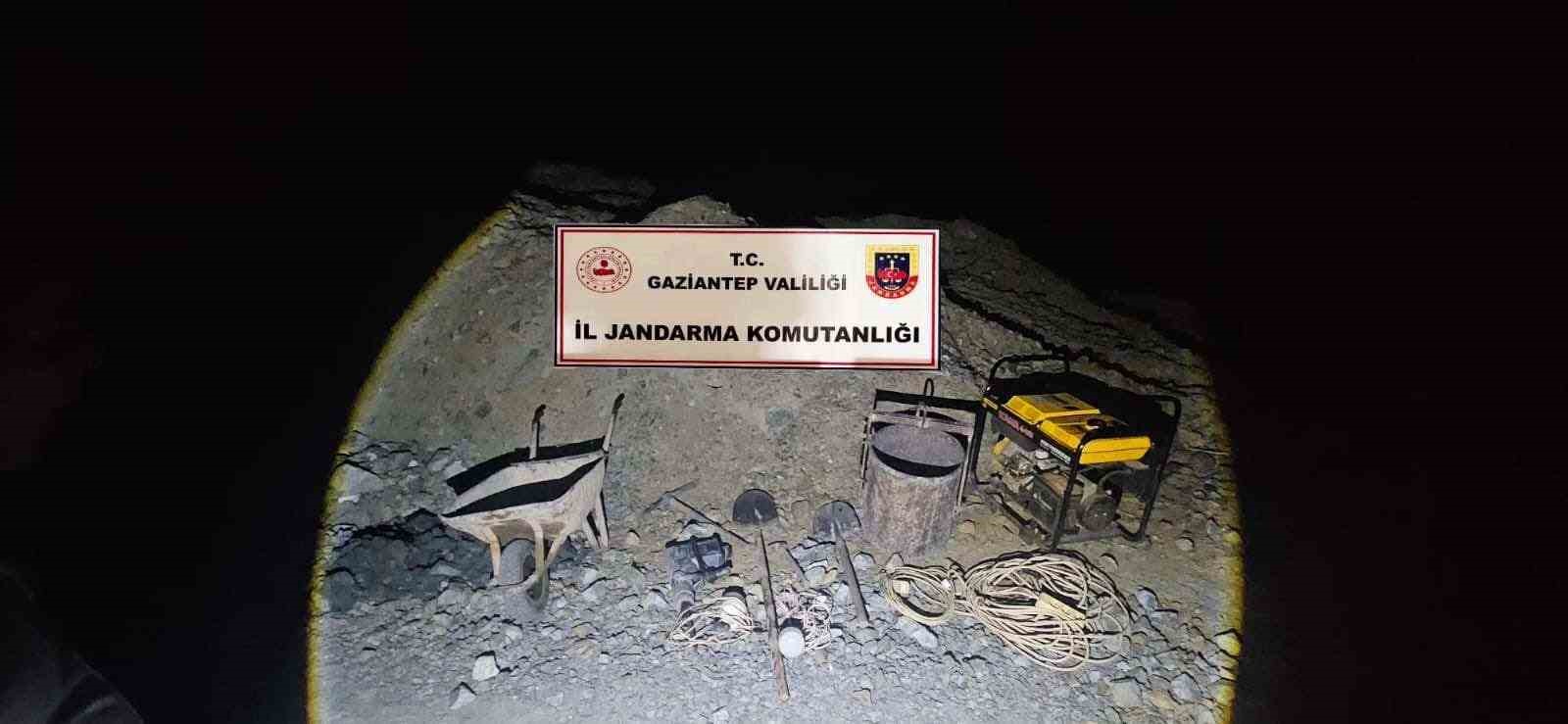 Kaçak krom madeni açarak kazı yapan 5 şahsı jandarma yakalandı 