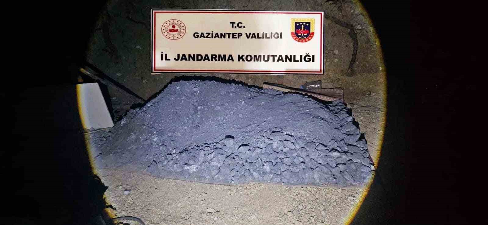 Kaçak krom madeni açarak kazı yapan 5 şahsı jandarma yakalandı 