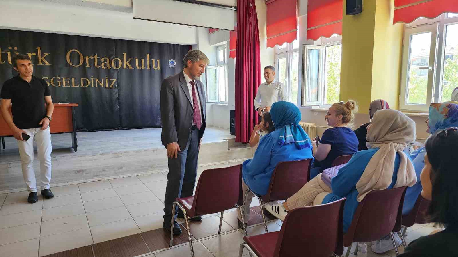 Kütahya MEM Müdürü Yılmaz, öğretmenlerle bir araya geldi 