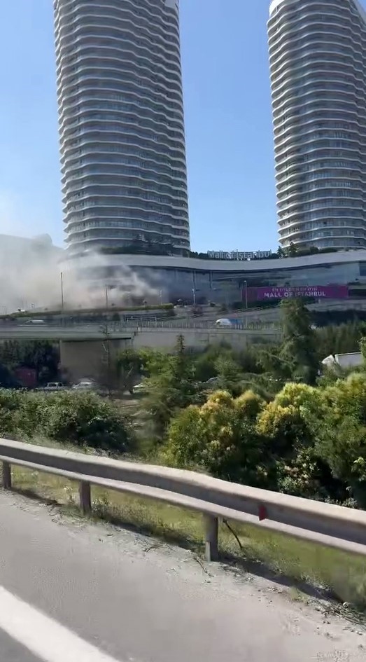 Başakşehir’de bulunan Mall Of İstanbul alışveriş merkezinin mal kabul bölümünde yangın çıktı.