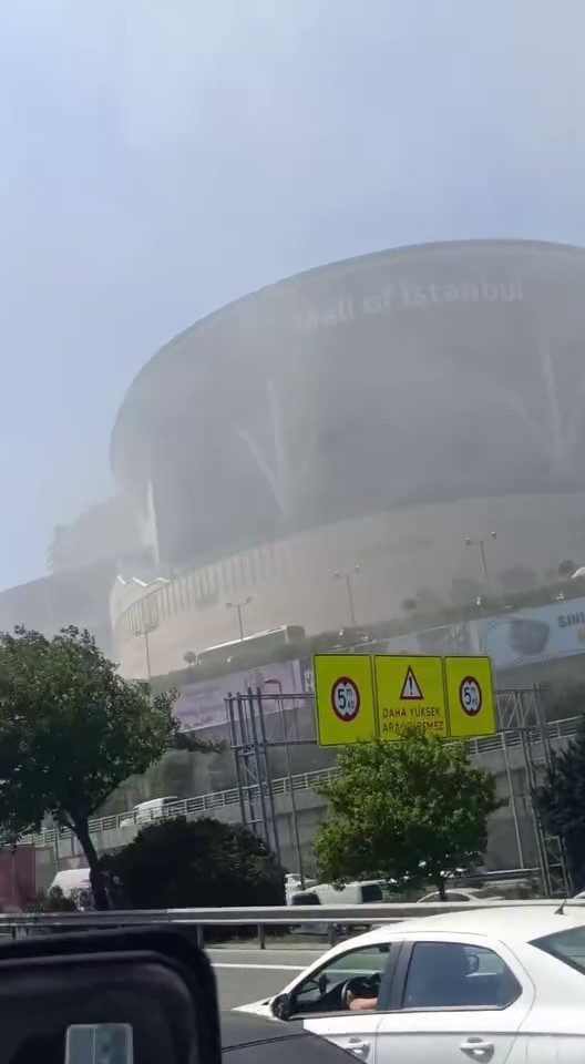 Başakşehir’de bulunan Mall Of İstanbul alışveriş merkezinin mal kabul bölümünde yangın çıktı. Olay yerine çok sayıda itfaiye ekibi sevk edildi. İtfaiyenin yangına müdahalesi sürüyor. 