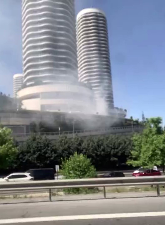 Başakşehir’de bulunan Mall Of İstanbul alışveriş merkezinin mal kabul bölümünde yangın çıktı. Olay yerine çok sayıda itfaiye ekibi sevk edildi. İtfaiyenin yangına müdahalesi sürüyor. 