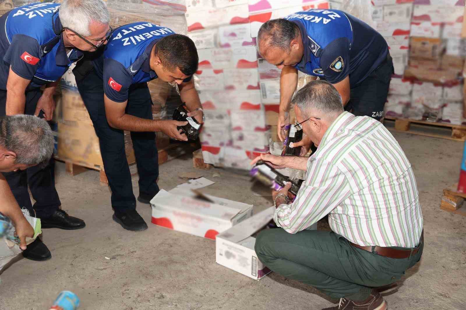 Mersin’de 5 kamyon dolusu son kullanma tarihi geçmiş şekerleme ele geçirildi 