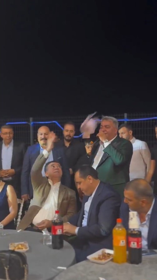 Şanlıurfa’da belediye başkanlarının düğünde para saçması tepki çekti 
