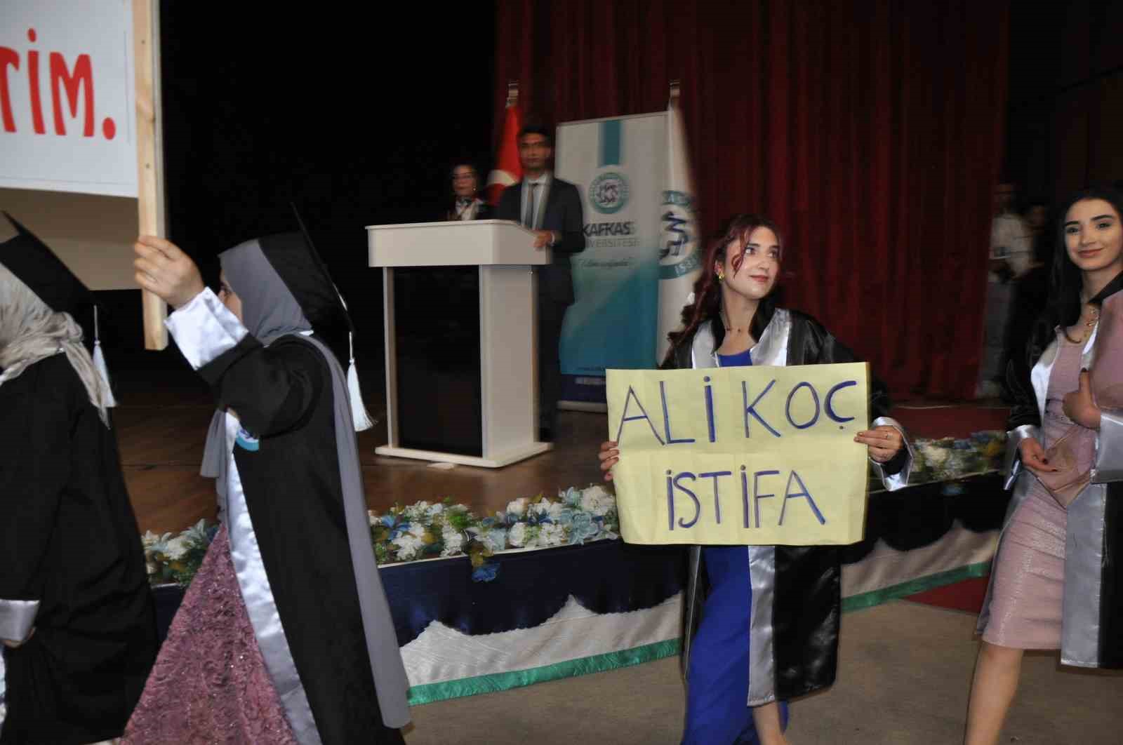 Kars’ta üniversite öğrencilerin mezuniyet sevinci 