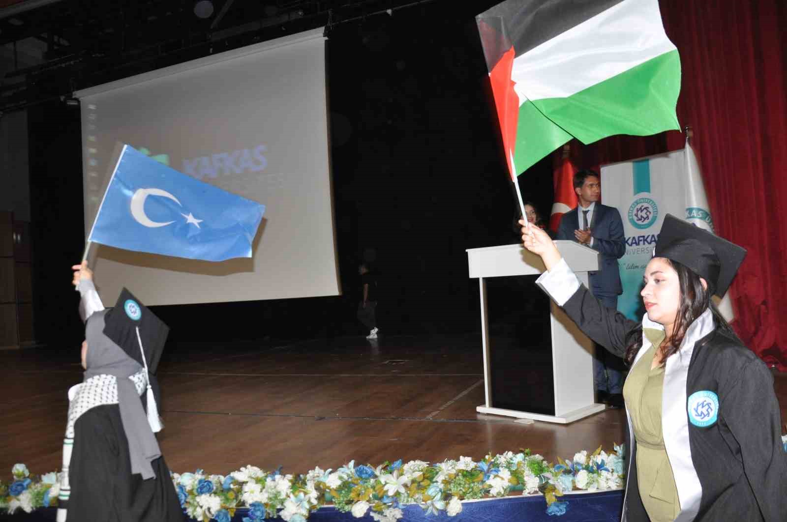 Kars’ta üniversite öğrencilerin mezuniyet sevinci 