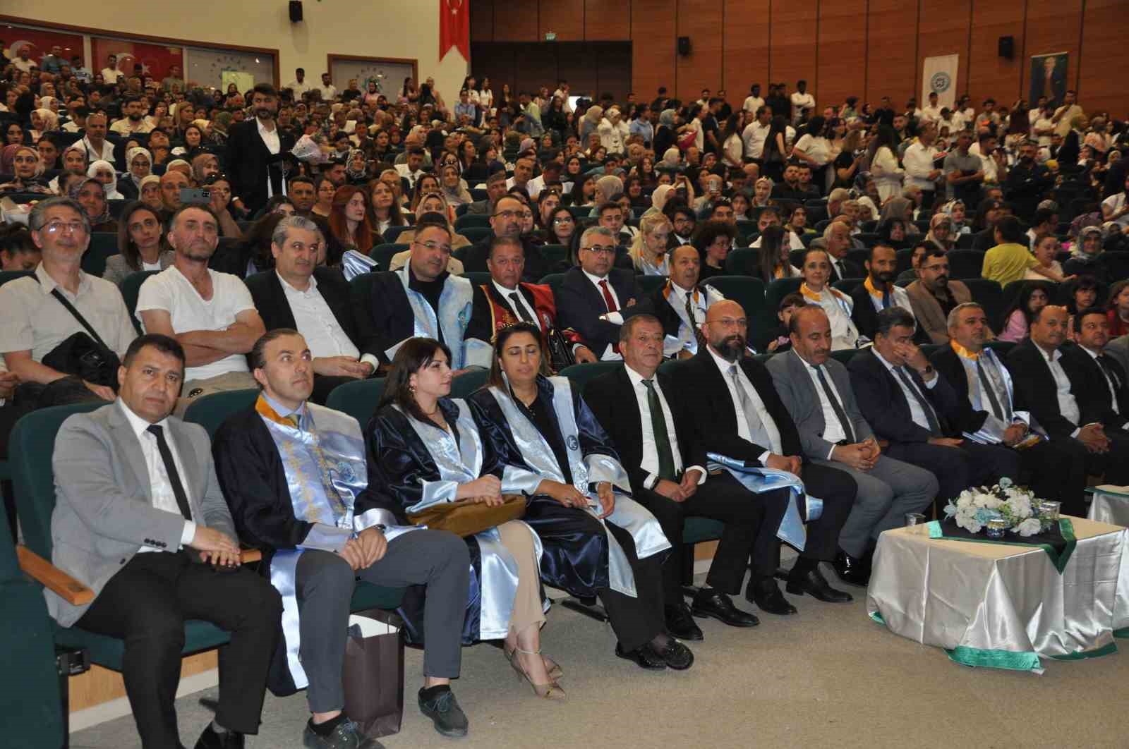 Kars’ta üniversite öğrencilerin mezuniyet sevinci 