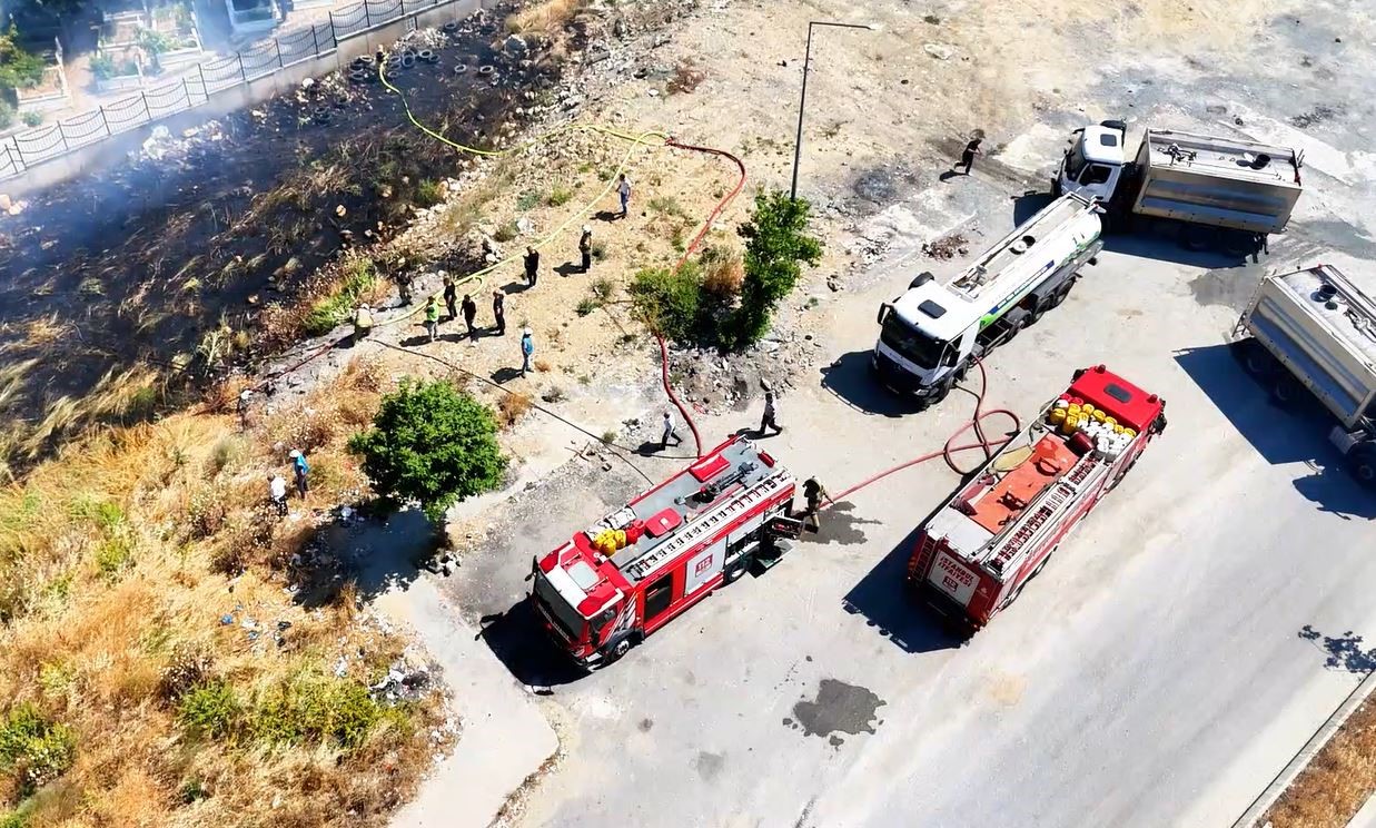 Küçükçekmece’de geniş otluk alanda çıkan yangın paniğe neden oldu 