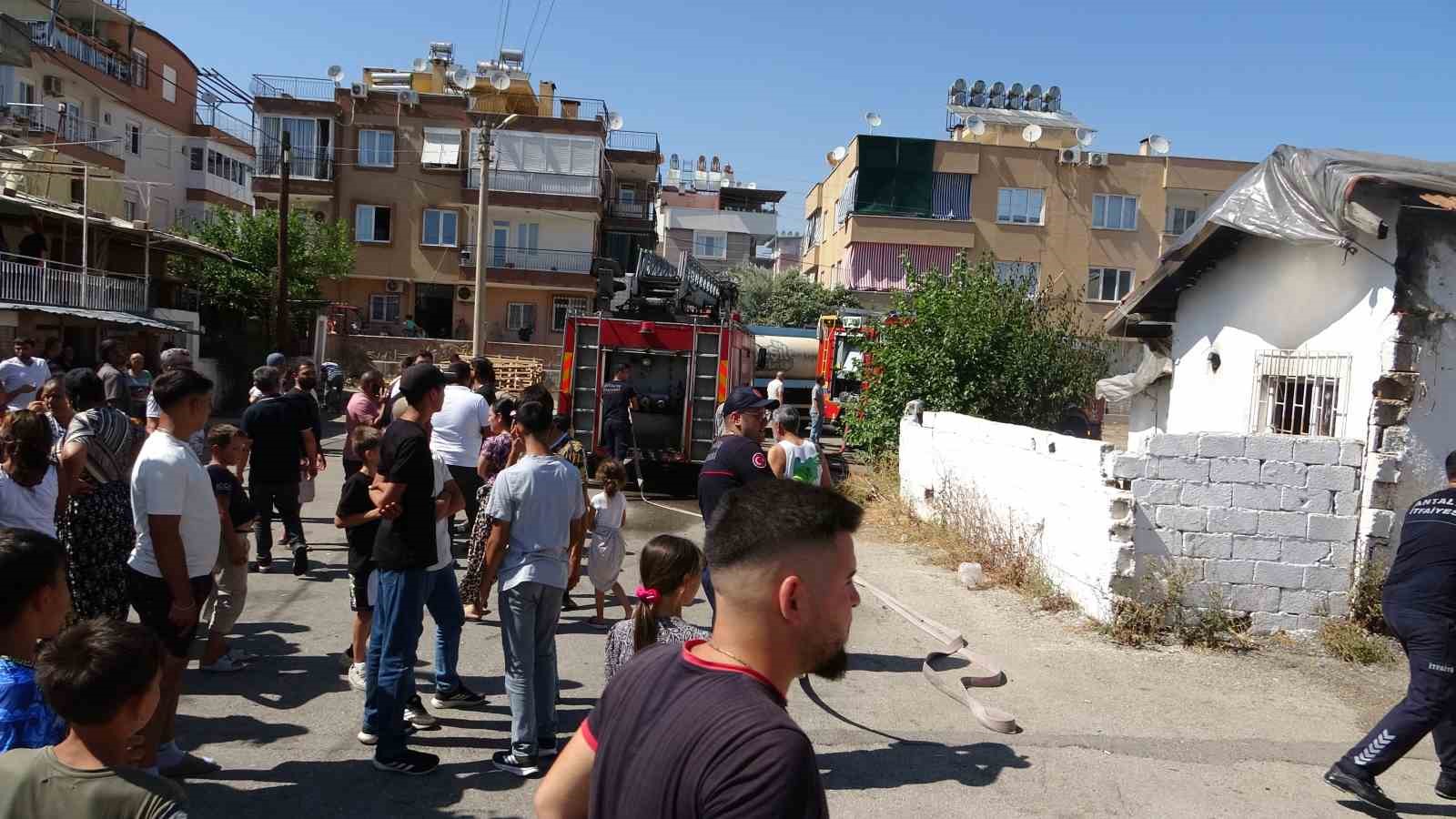 Hurda malzemelerden çıkan yangın 2 gecekonduyu küle döndürdü 