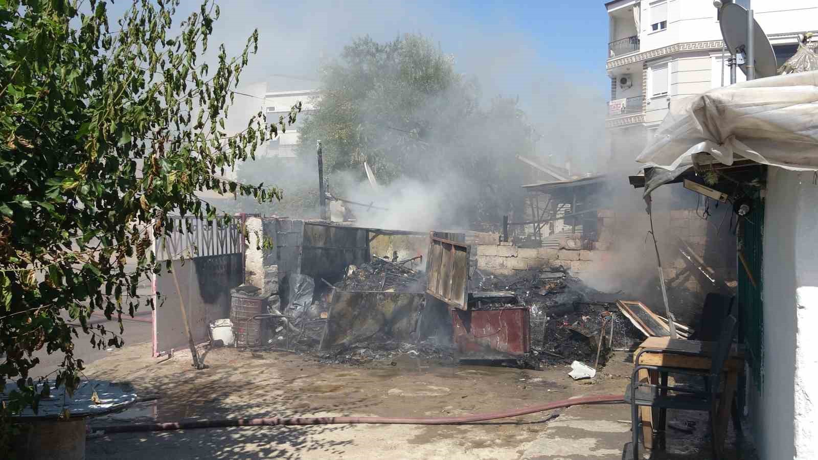 Hurda malzemelerden çıkan yangın 2 gecekonduyu küle döndürdü 