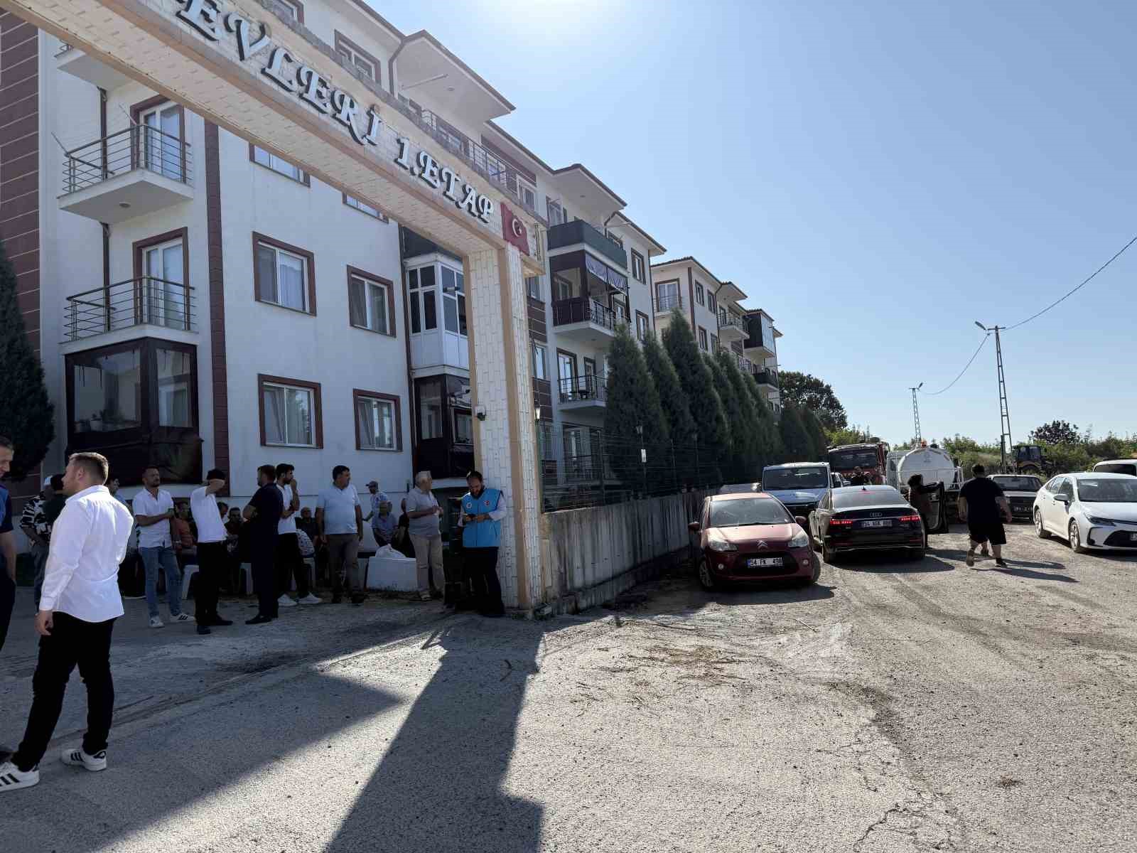 Yangın bölgesindeki bir site tedbir amaçlı tahliye edildi 