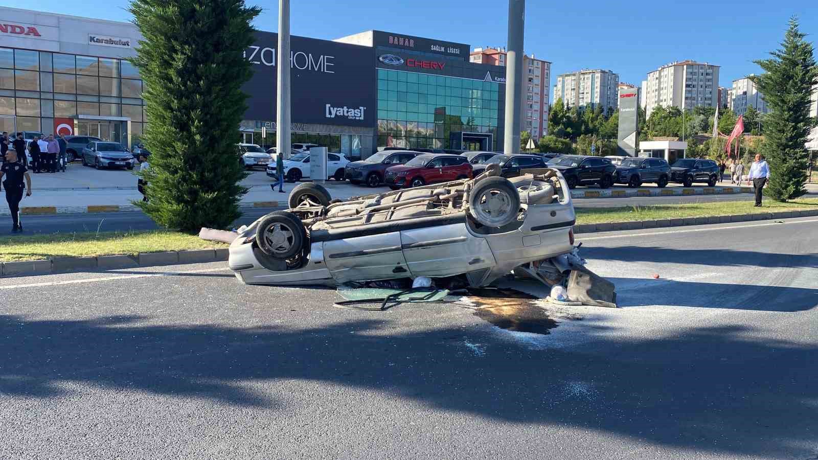 Beton mikseri ile çarpışan otomobil karşı şeride geçerek ters döndü: 4 yaralı 