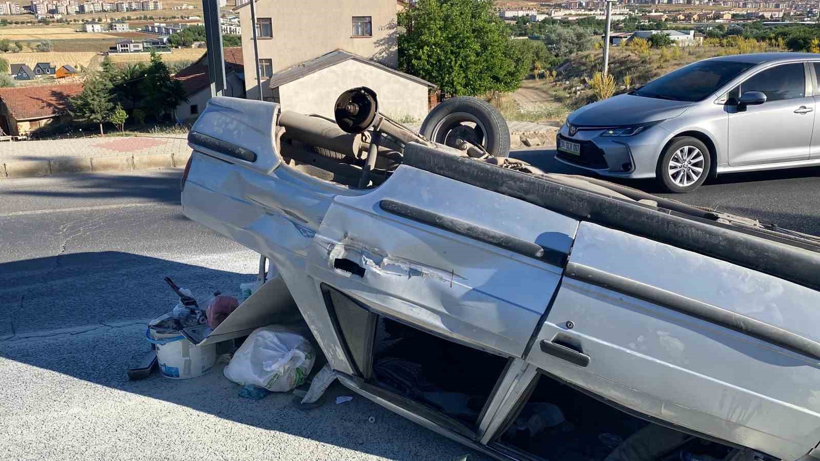 Beton mikseri ile çarpışan otomobil karşı şeride geçerek ters döndü: 4 yaralı 
