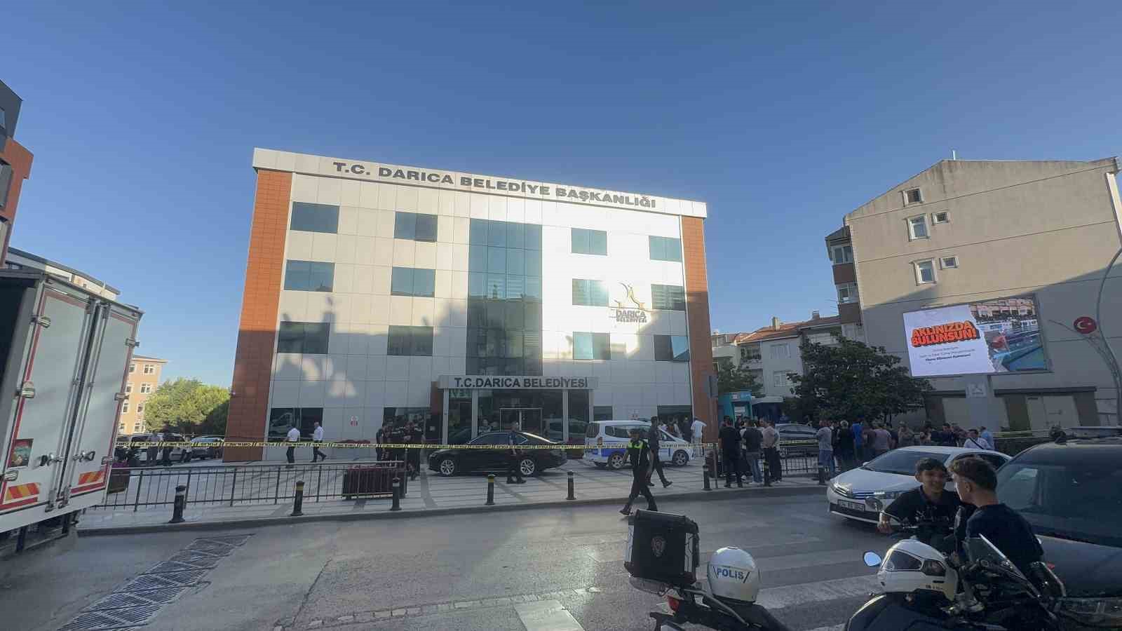 Zabıta personeli kendini vurdu, belediye başkanı kolundan yaralandı 