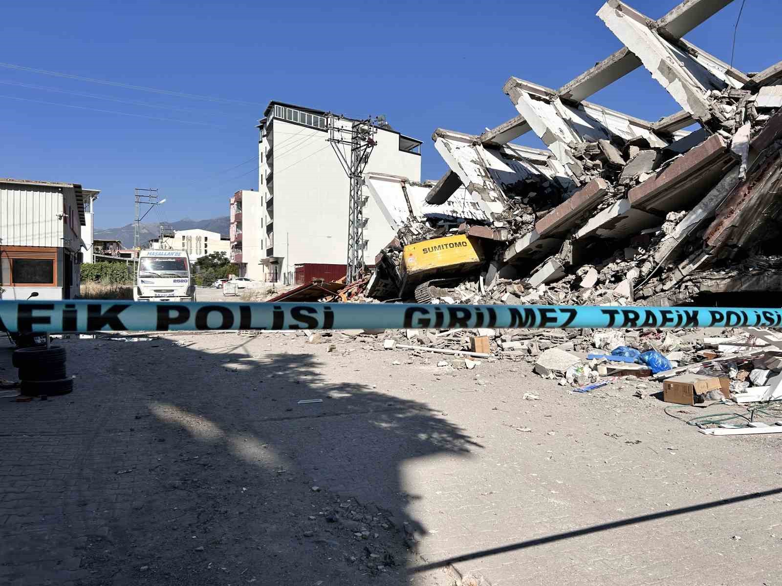 Yıkım esnasında 7 katlı bina iş makinesinin üzerine devrildi: O anlar kamerada 