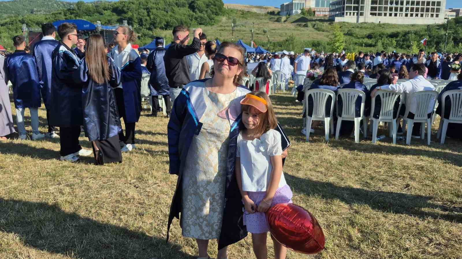 59 yaşındaki Hatice Gülbezer birincilikle üniversiteyi bitirdi 