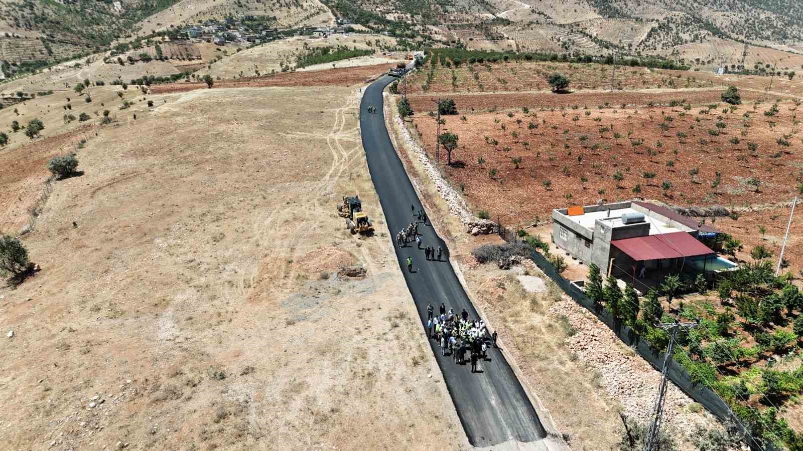 Eruh’taki grup köy yolu sıcak asfaltla buluşuyor 