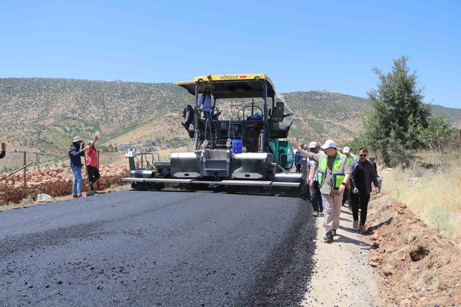 Eruh’taki grup köy yolu sıcak asfaltla buluşuyor 