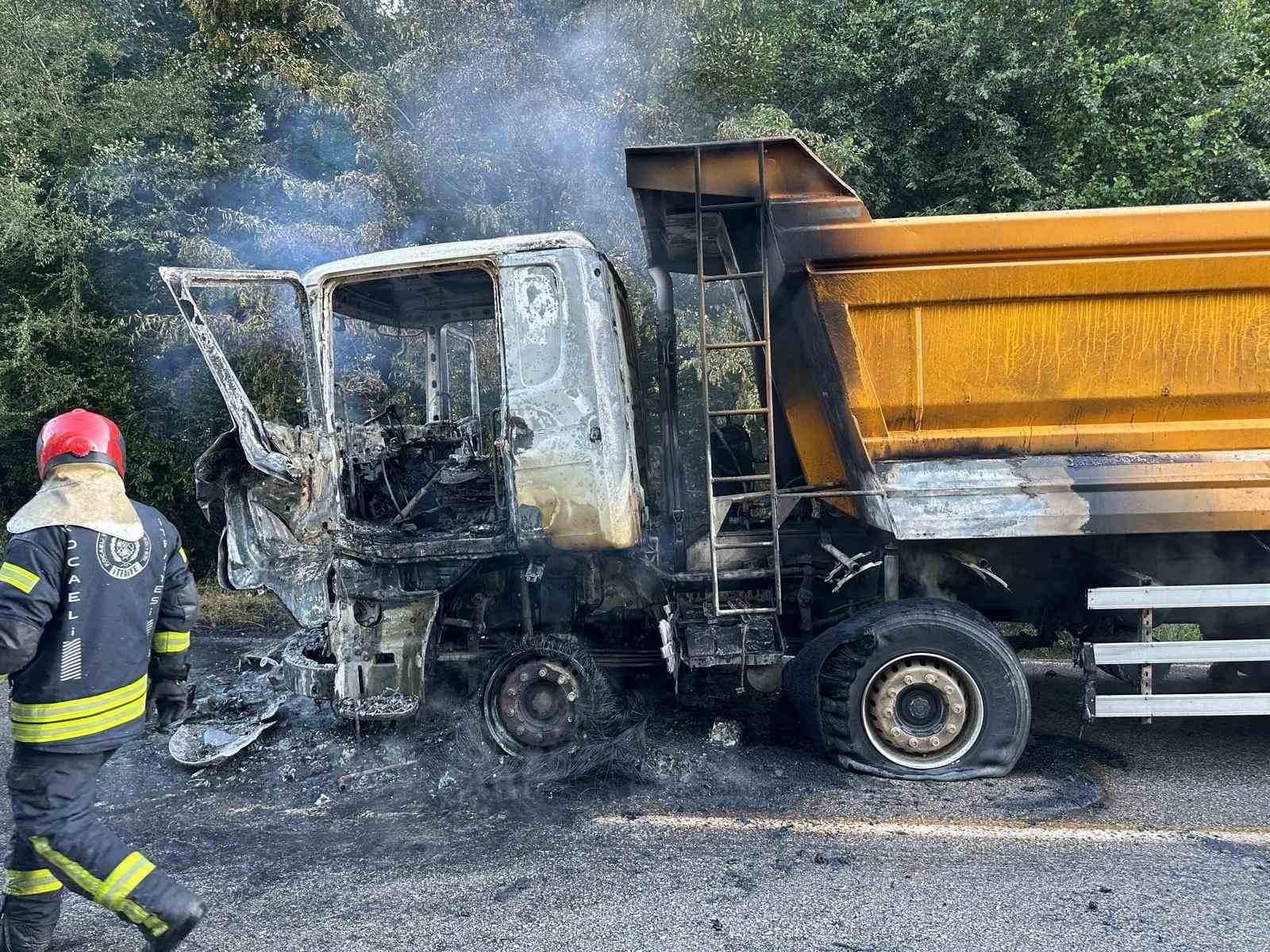 Hafriyat kamyonu alevlere teslim oldu 