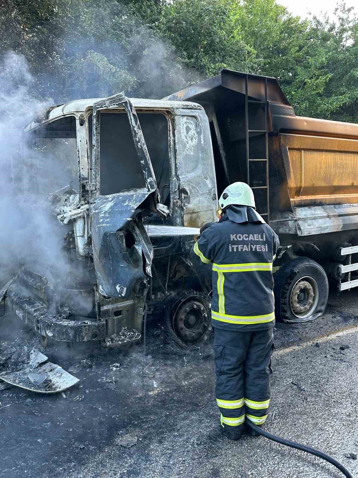 Hafriyat kamyonu alevlere teslim oldu 