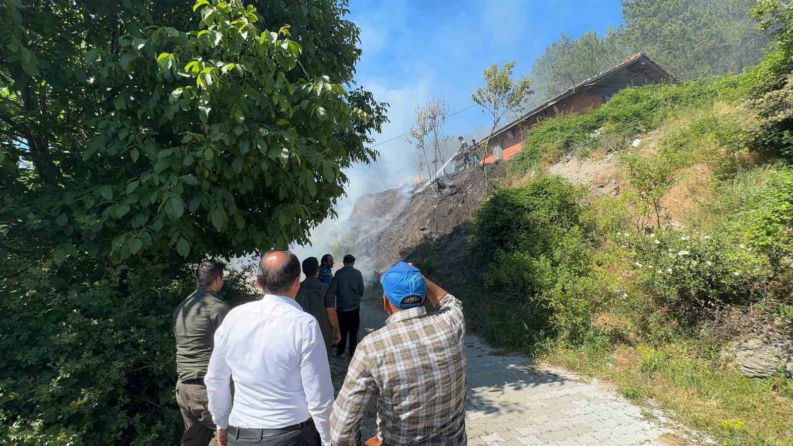 Bahçede çıkan yangın evi küle çeviriyordu 