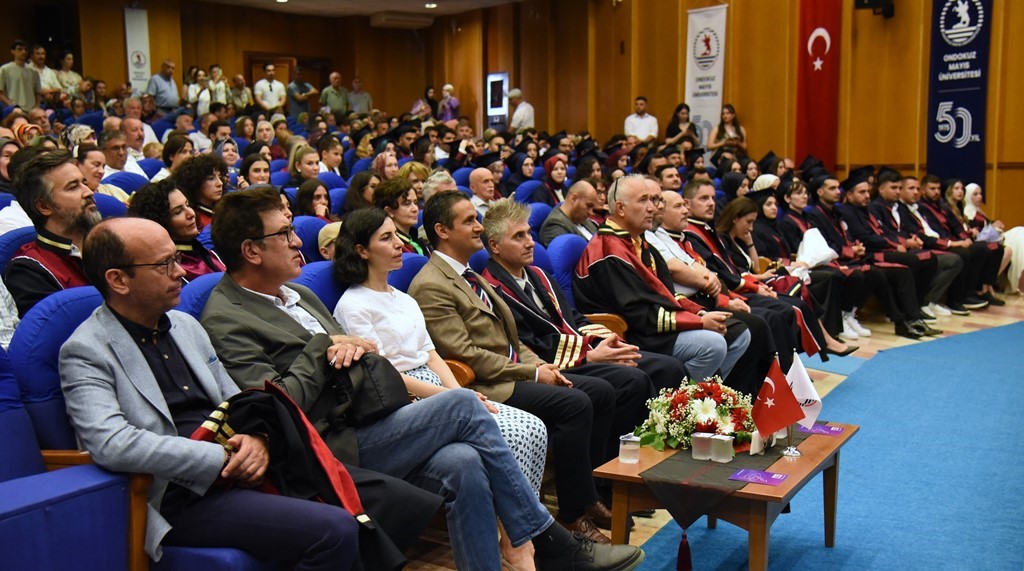 OMÜ Mimarlık öğrencilerinin mezuniyet heyecanı 