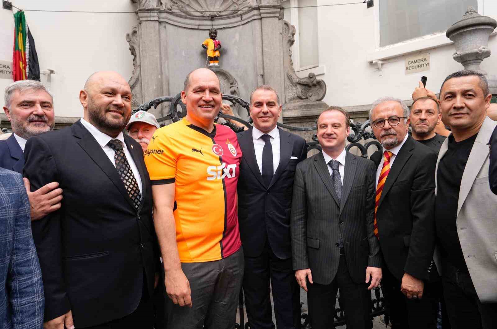 Galatasaray’ın 5 yıldızlı forması 406 yıllık Manneken Pis heykeline giydirildi 