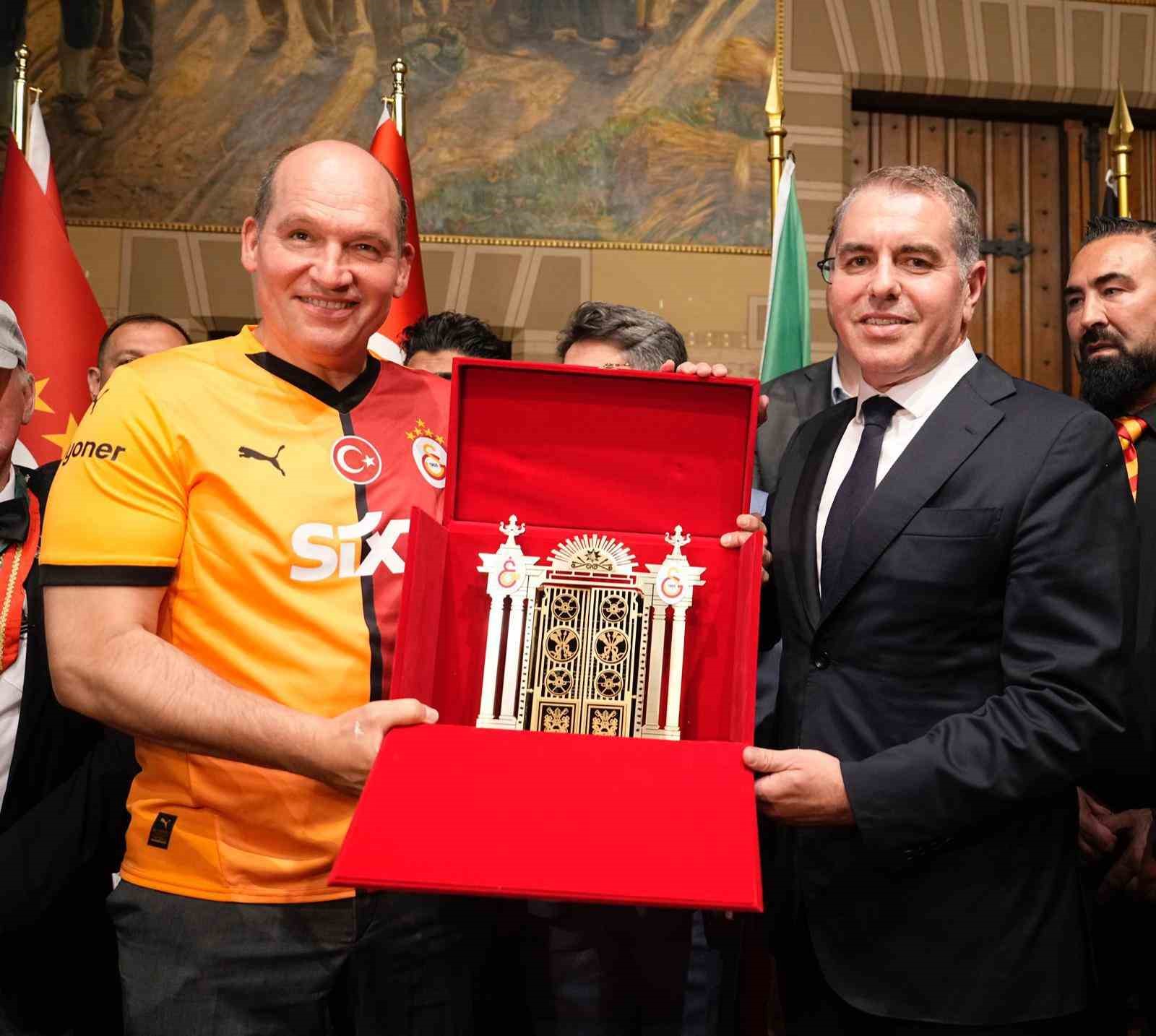 Galatasaray’ın 5 yıldızlı forması 406 yıllık Manneken Pis heykeline giydirildi 