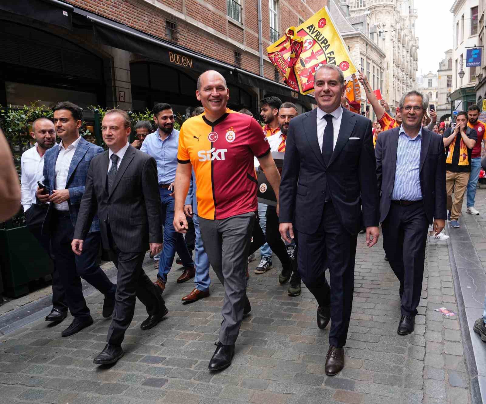 Galatasaray’ın 5 yıldızlı forması 406 yıllık Manneken Pis heykeline giydirildi 